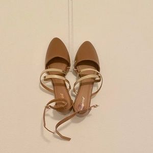 Size 8 womens brown and gold closed toe sandals